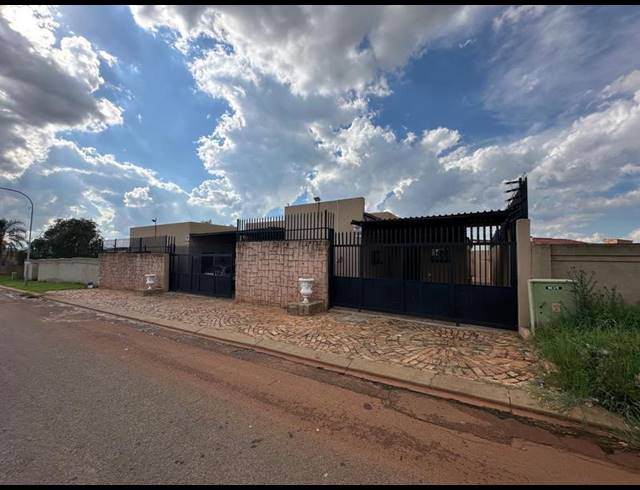 8 BEDROOM HOUSE FOR SALE IN LENASIA SOUTH